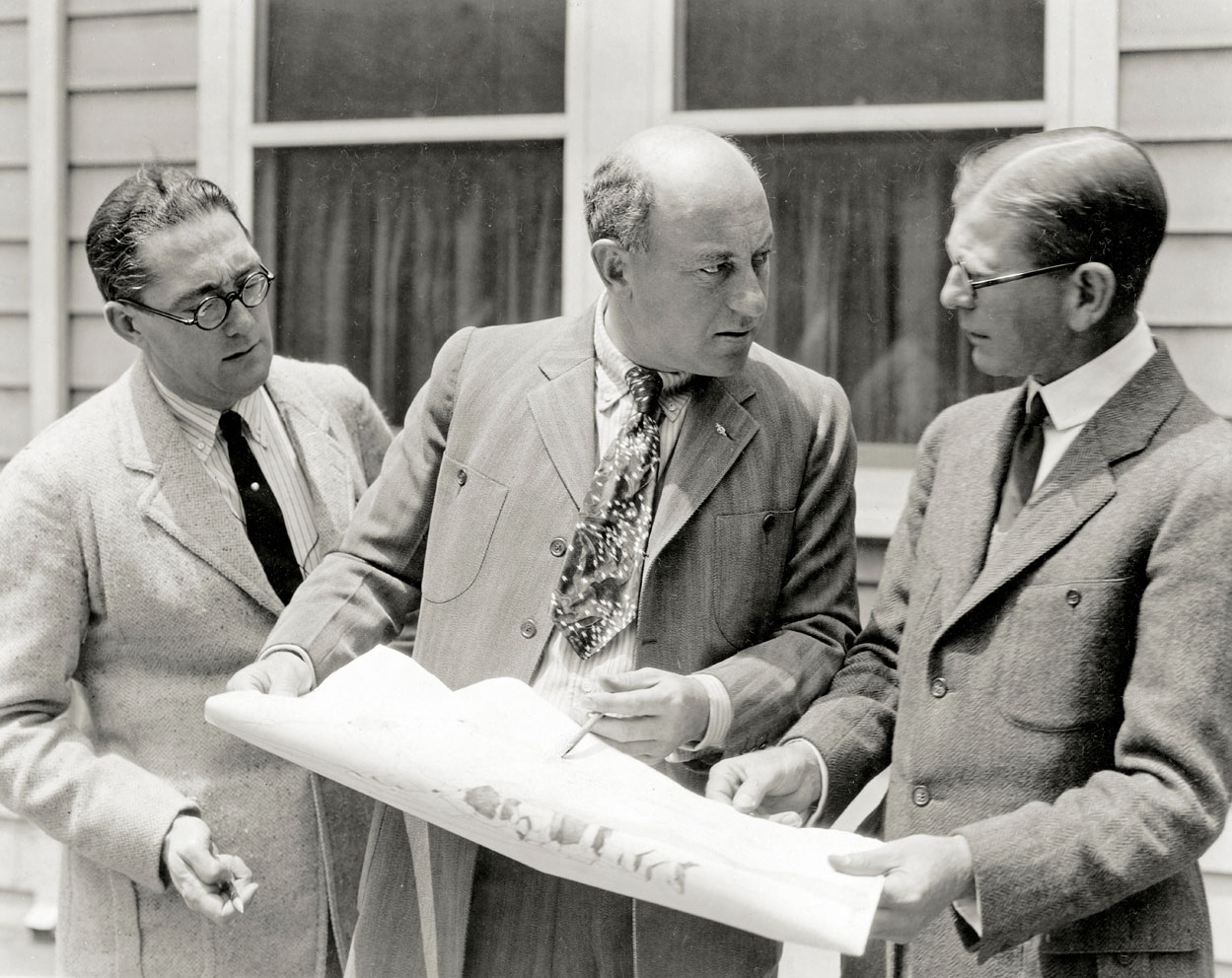 DeMille with art directors Paul Iribe and Francis McComas, 1923